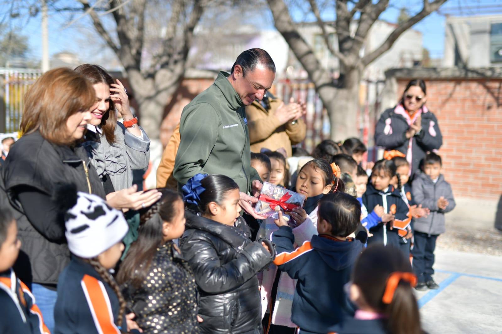 ALCALDE EMILIO DE HOYOS INAUGURA CANCHA DE FÚTBOL EN JARDÍN DE NIÑOS EVARISTO PÉREZ ARREOLA
