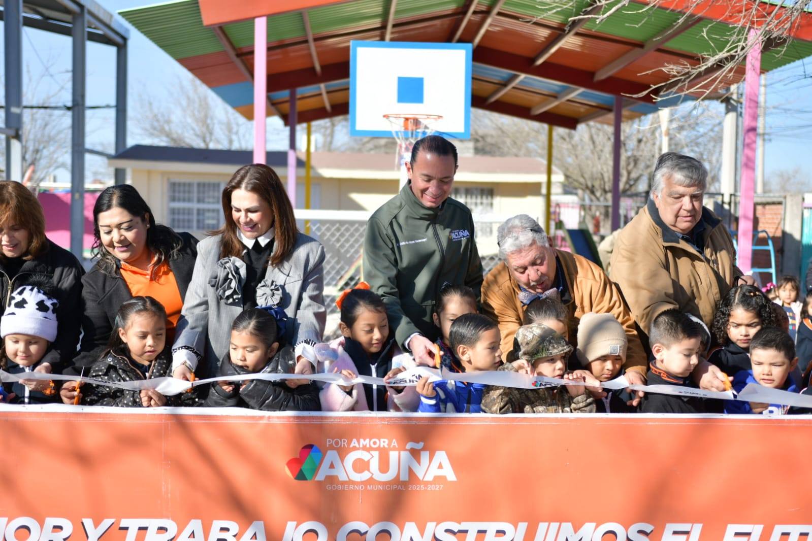 ALCALDE EMILIO DE HOYOS INAUGURA CANCHA DE FÚTBOL EN JARDÍN DE NIÑOS EVARISTO PÉREZ ARREOLA