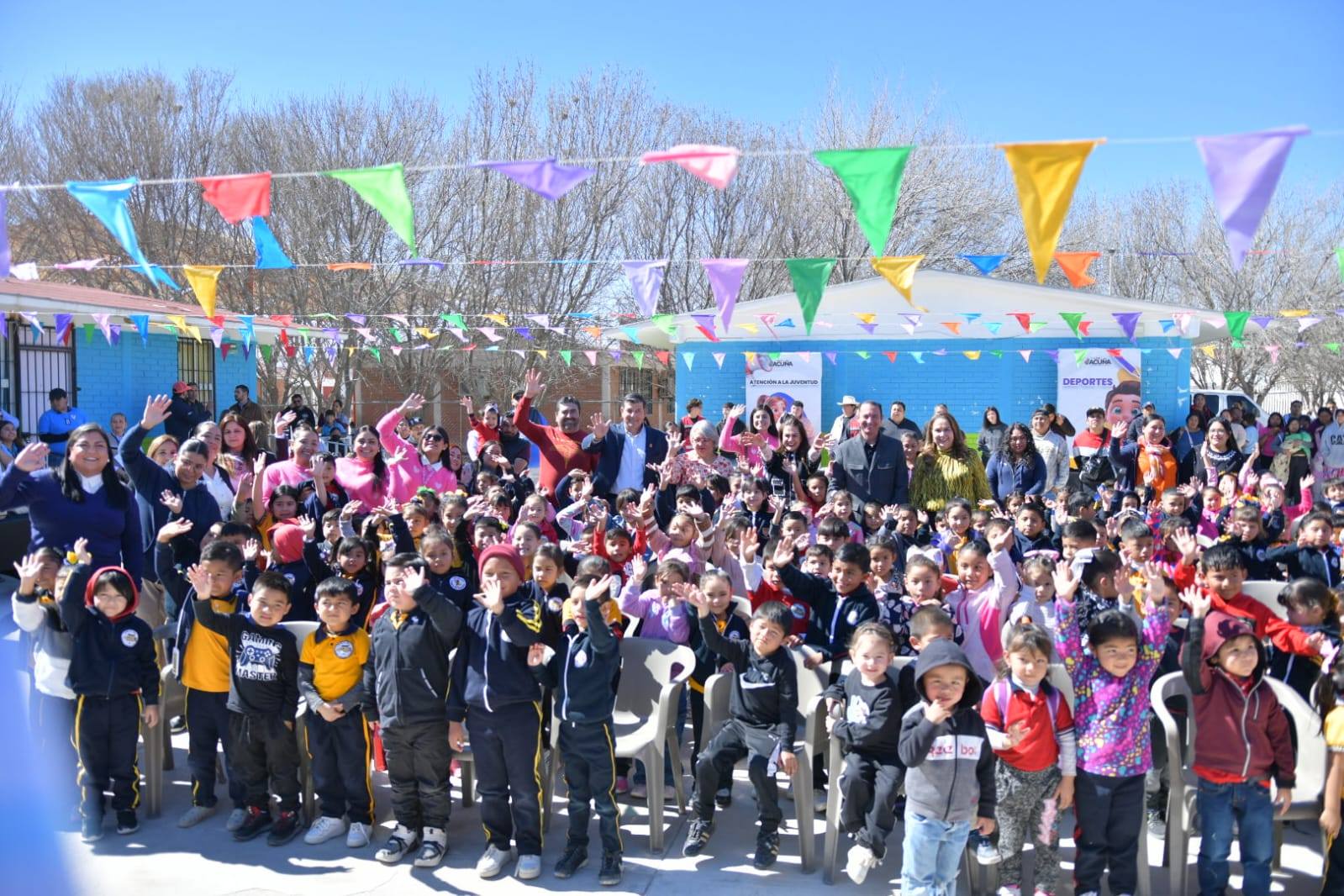 EMILIO DE HOYOS REACTIVA “POR AMOR A TU ESCUELA” Y LLEVA APOYOS DIRECTOS A LA NIÑEZ DE ACUÑA