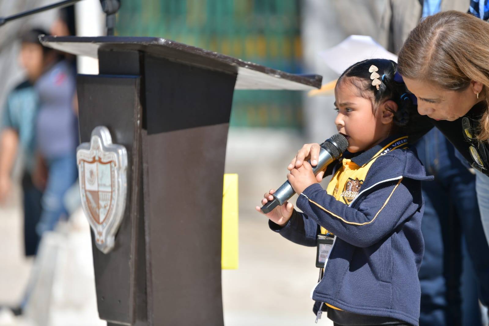 EMILIO DE HOYOS REACTIVA “POR AMOR A TU ESCUELA” Y LLEVA APOYOS DIRECTOS A LA NIÑEZ DE ACUÑA