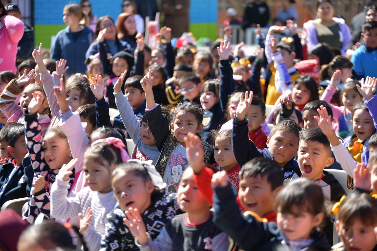 EMILIO DE HOYOS REACTIVA “POR AMOR A TU ESCUELA” Y LLEVA APOYOS DIRECTOS A LA NIÑEZ DE ACUÑA