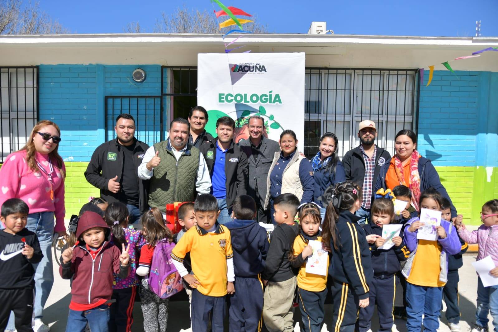 EMILIO DE HOYOS REACTIVA “POR AMOR A TU ESCUELA” Y LLEVA APOYOS DIRECTOS A LA NIÑEZ DE ACUÑA