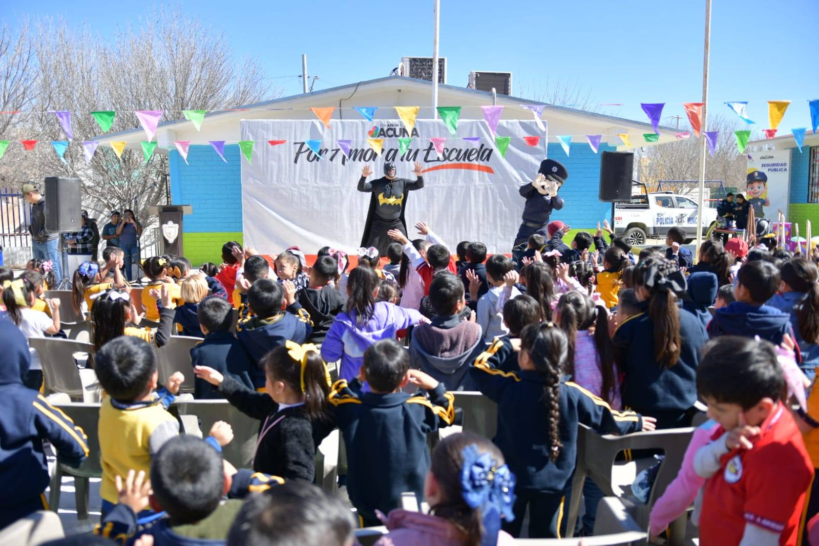 EMILIO DE HOYOS REACTIVA “POR AMOR A TU ESCUELA” Y LLEVA APOYOS DIRECTOS A LA NIÑEZ DE ACUÑA