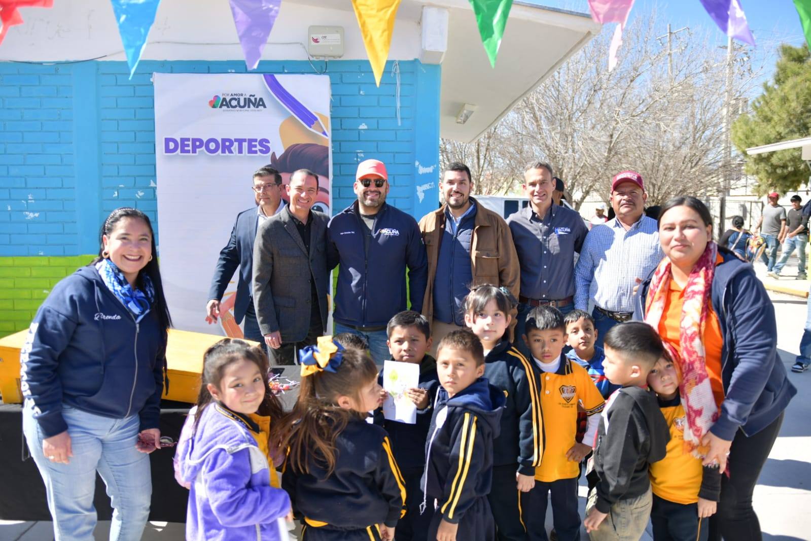 EMILIO DE HOYOS REACTIVA “POR AMOR A TU ESCUELA” Y LLEVA APOYOS DIRECTOS A LA NIÑEZ DE ACUÑA