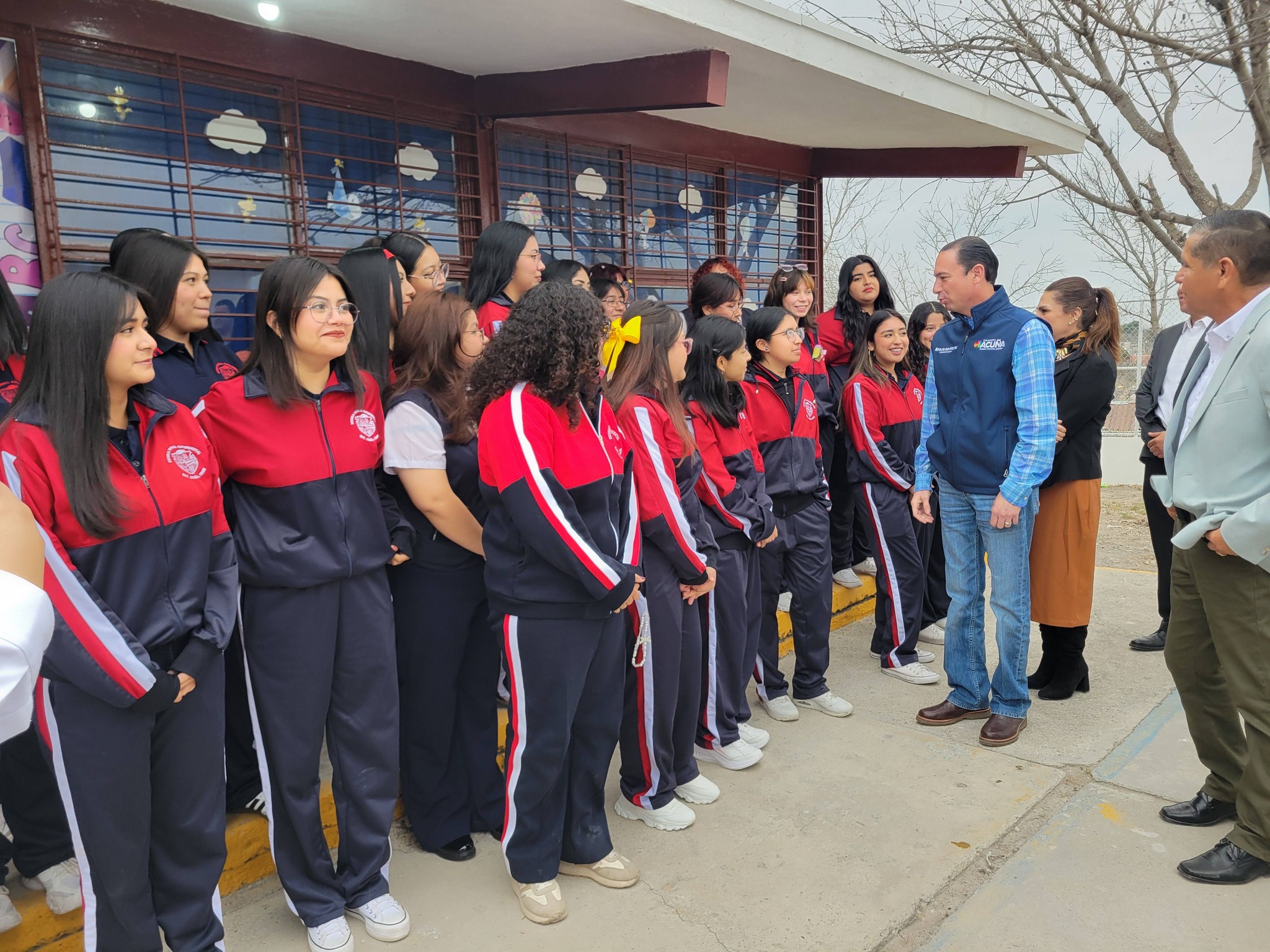 Entrega Presidencia Municipal de Acuña obra de construcción en escuela