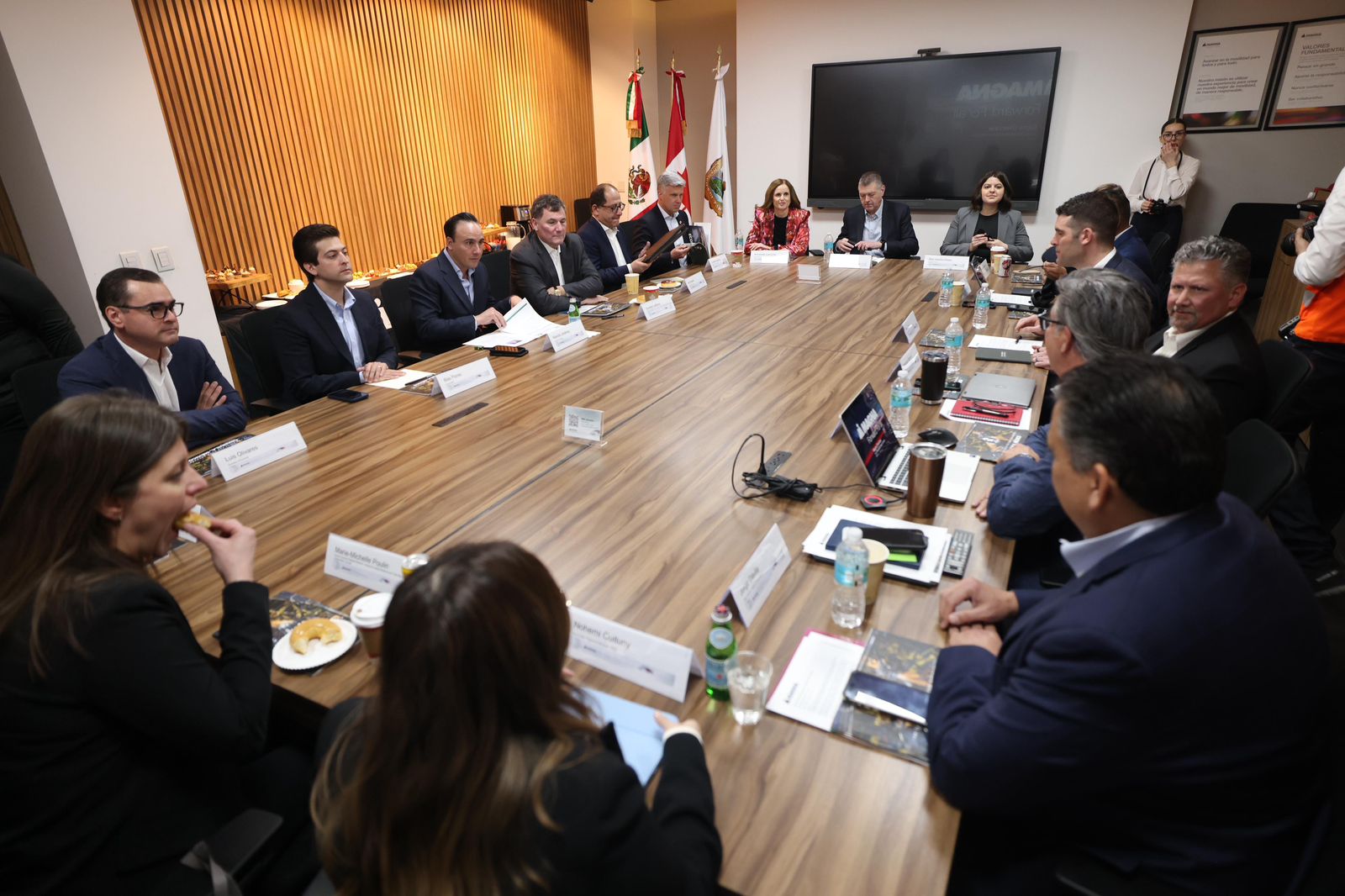 MANOLO FORTALECE LAZOS CON EL EMBAJADOR Y EL MINISTRO DE COMERCIO DE CANADÁ