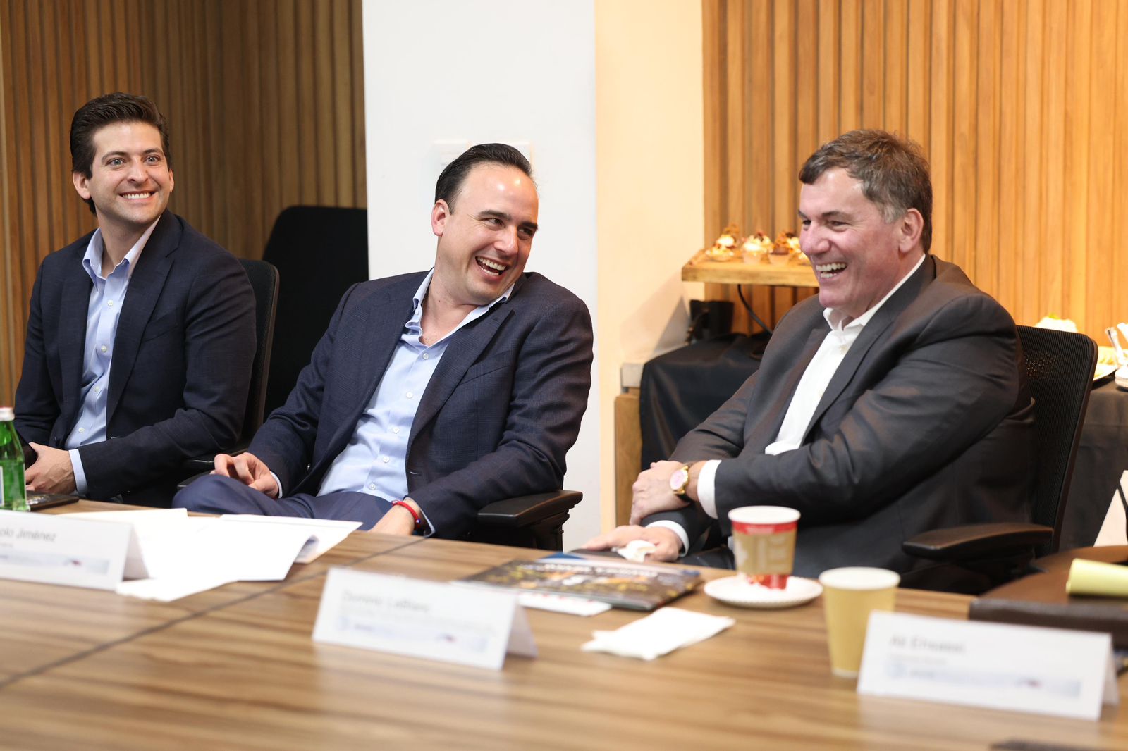 MANOLO FORTALECE LAZOS CON EL EMBAJADOR Y EL MINISTRO DE COMERCIO DE CANADÁ