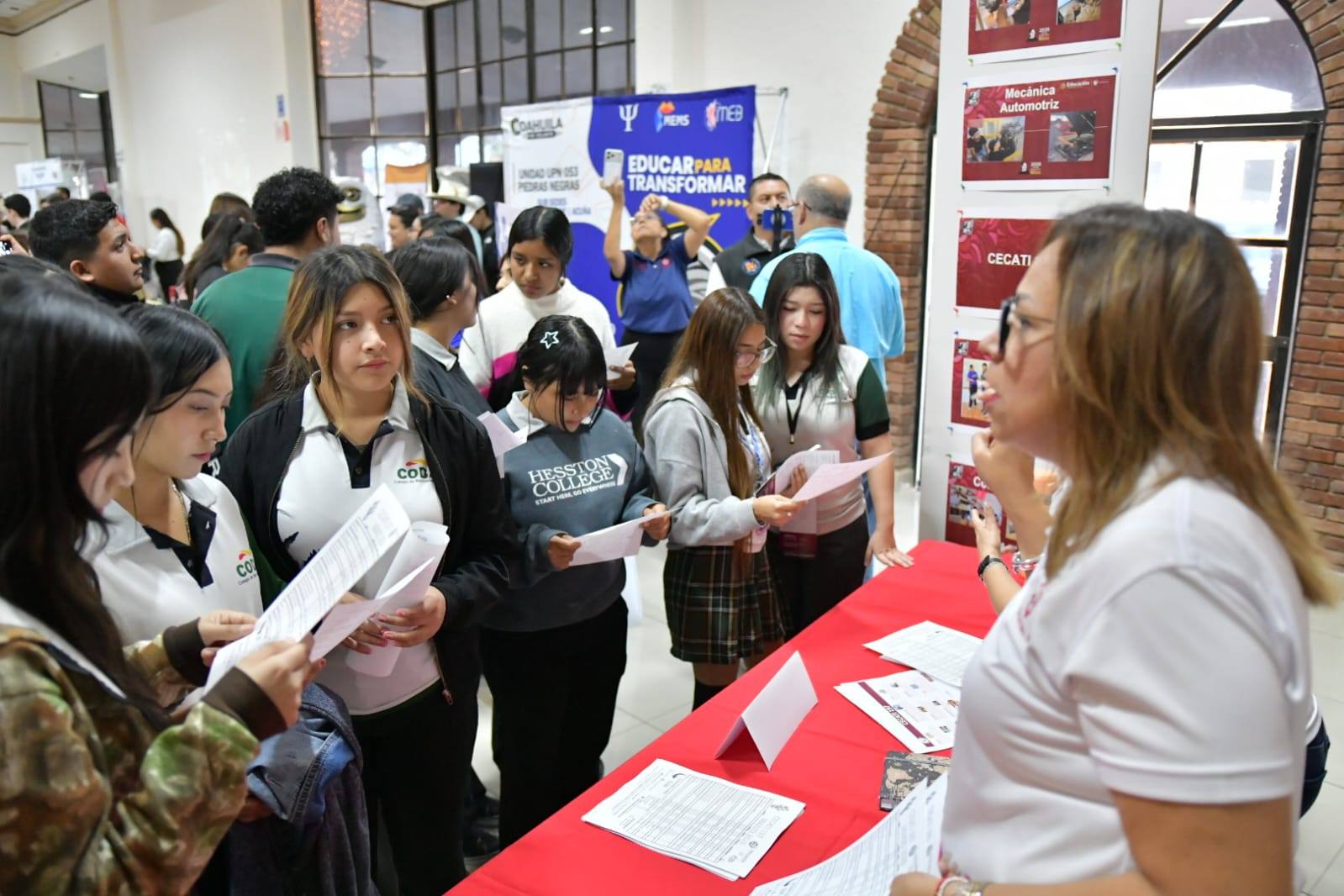 MÁS DE MIL JÓVENES PARTICIPAN EN LA TERCERA FERIA VOCACIONAL MUNICIPAL