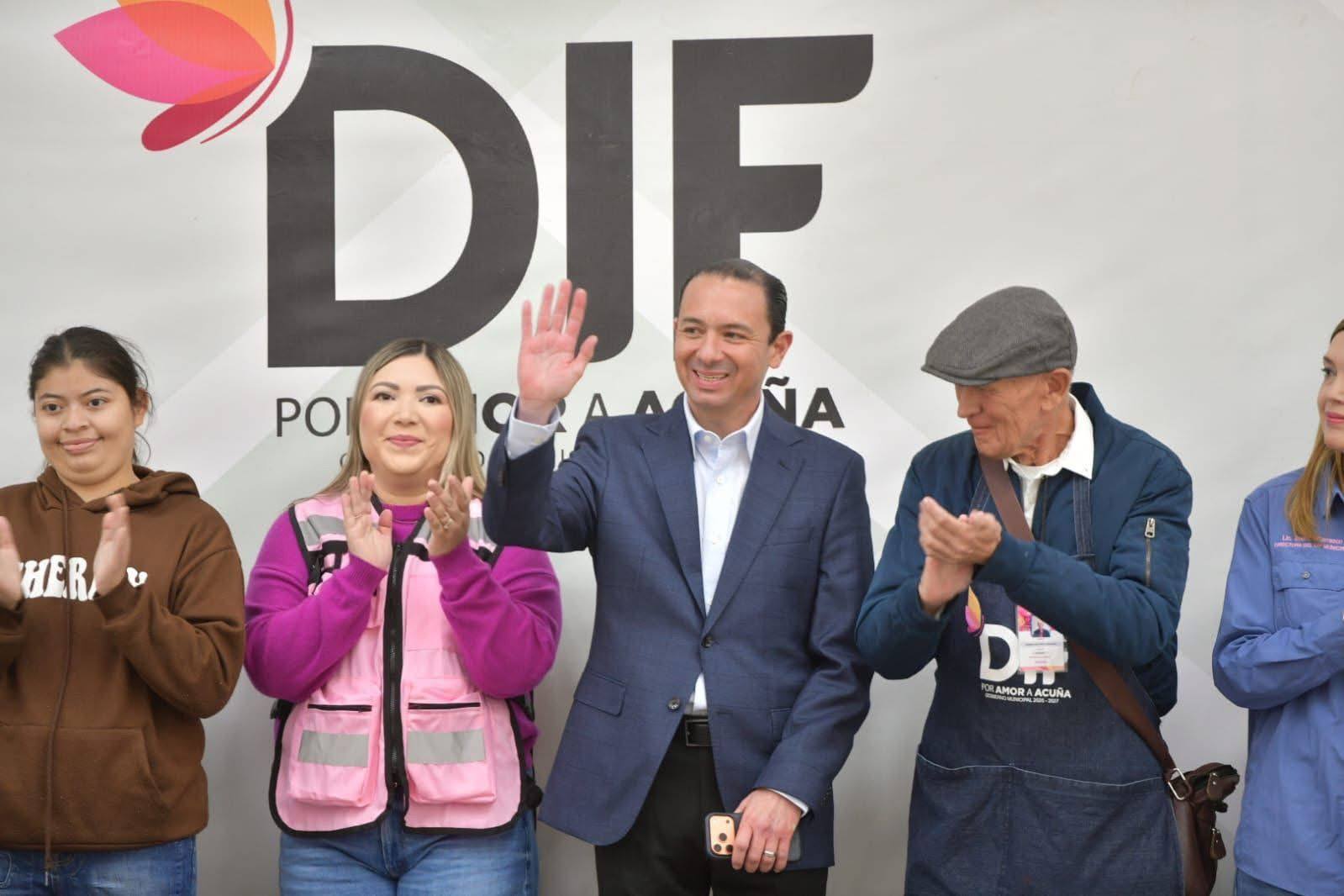 ALCALDE Y PRESIDENTA DEL DIF HACEN  PRIMERA ENTREGA DEL PROGRAMA “CON AMOR A TU MESA” EN BENEFICIO DE  400 PERSONAS