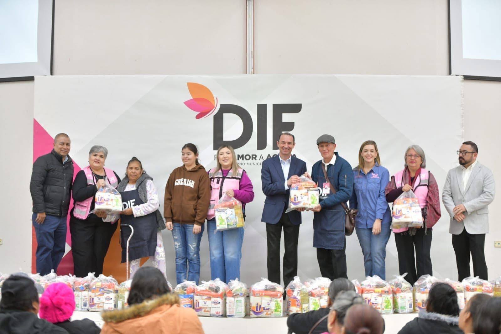 ALCALDE Y PRESIDENTA DEL DIF HACEN  PRIMERA ENTREGA DEL PROGRAMA “CON AMOR A TU MESA” EN BENEFICIO DE  400 PERSONAS