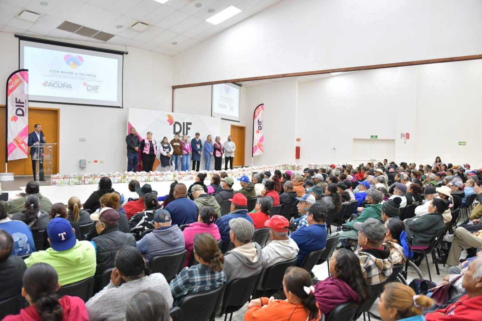 ALCALDE Y PRESIDENTA DEL DIF HACEN  PRIMERA ENTREGA DEL PROGRAMA “CON AMOR A TU MESA” EN BENEFICIO DE  400 PERSONAS