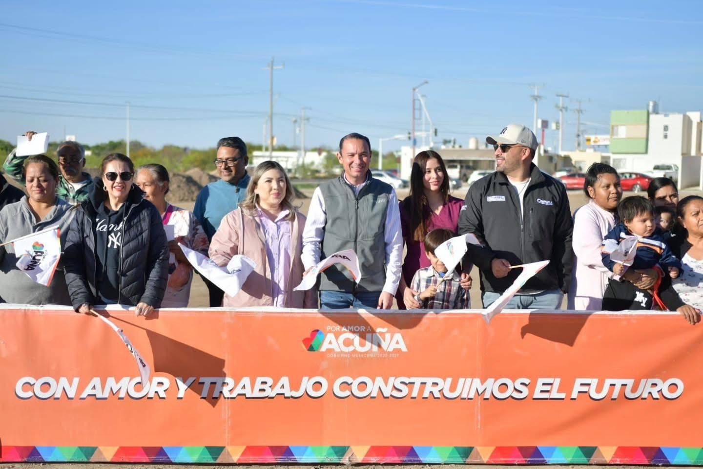 DAN BANDERAZO DE INICIO A LA CONSTRUCCIÓN DE CANCHA DE PASTO SINTÉTICO EN COLONIA COLINAS DEL VALLE