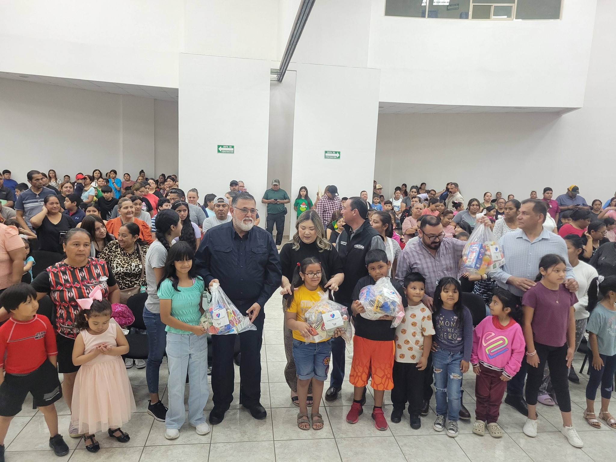 El presidente municipal Lic. Emilio De Hoyos acompañado de su esposa la señora Yahaira entregan despensas a niños escolares