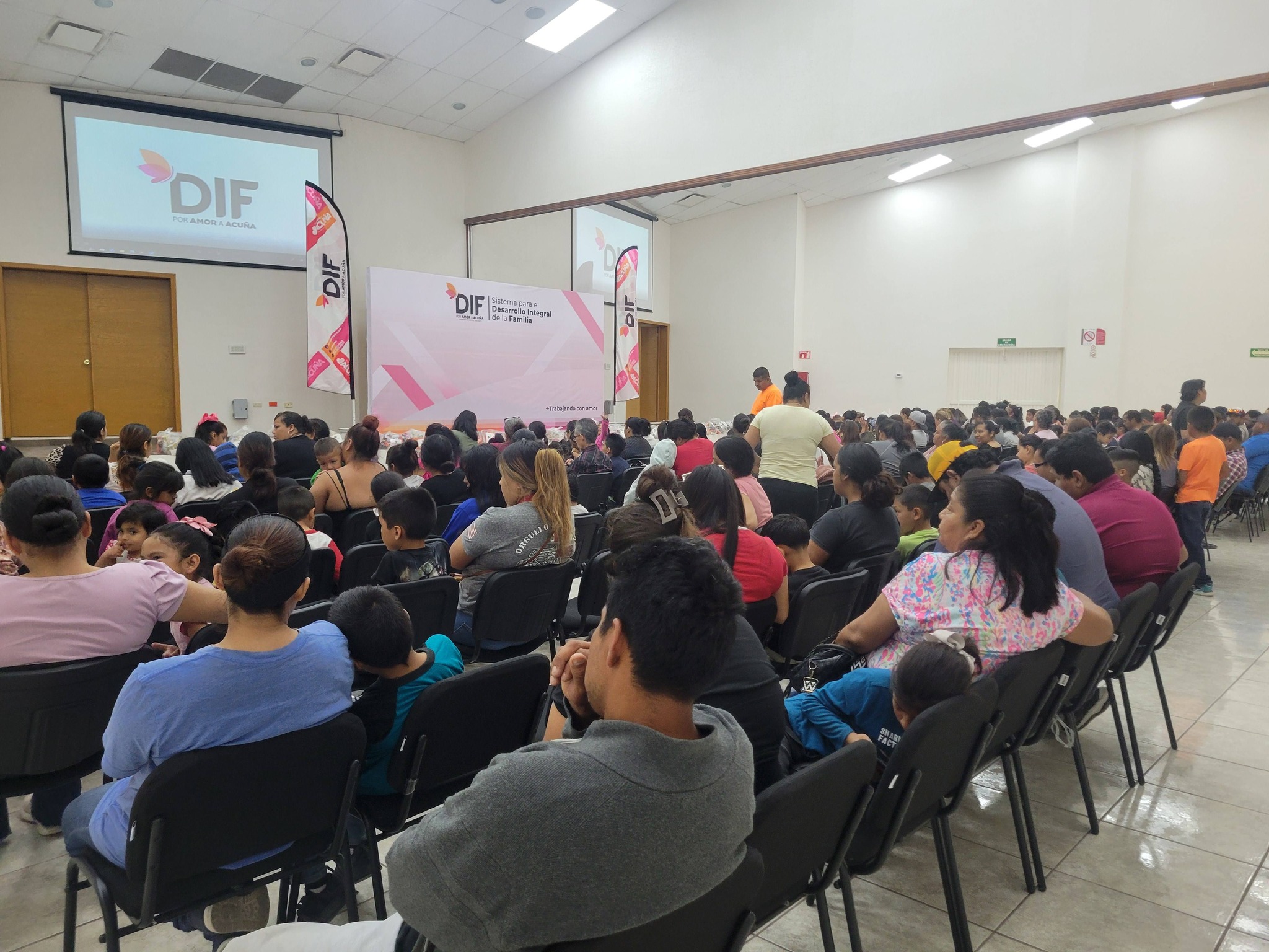 El presidente municipal Lic. Emilio De Hoyos acompañado de su esposa la señora Yahaira entregan despensas a niños escolares