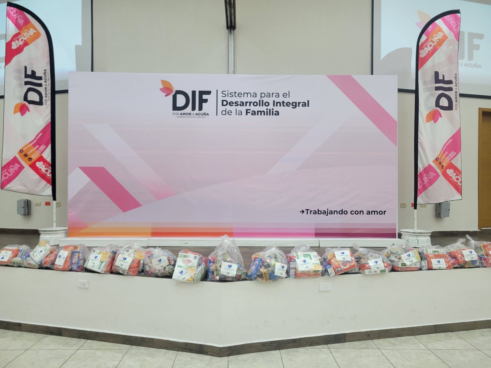 El presidente municipal Lic. Emilio De Hoyos acompañado de su esposa la señora Yahaira entregan despensas a niños escolares