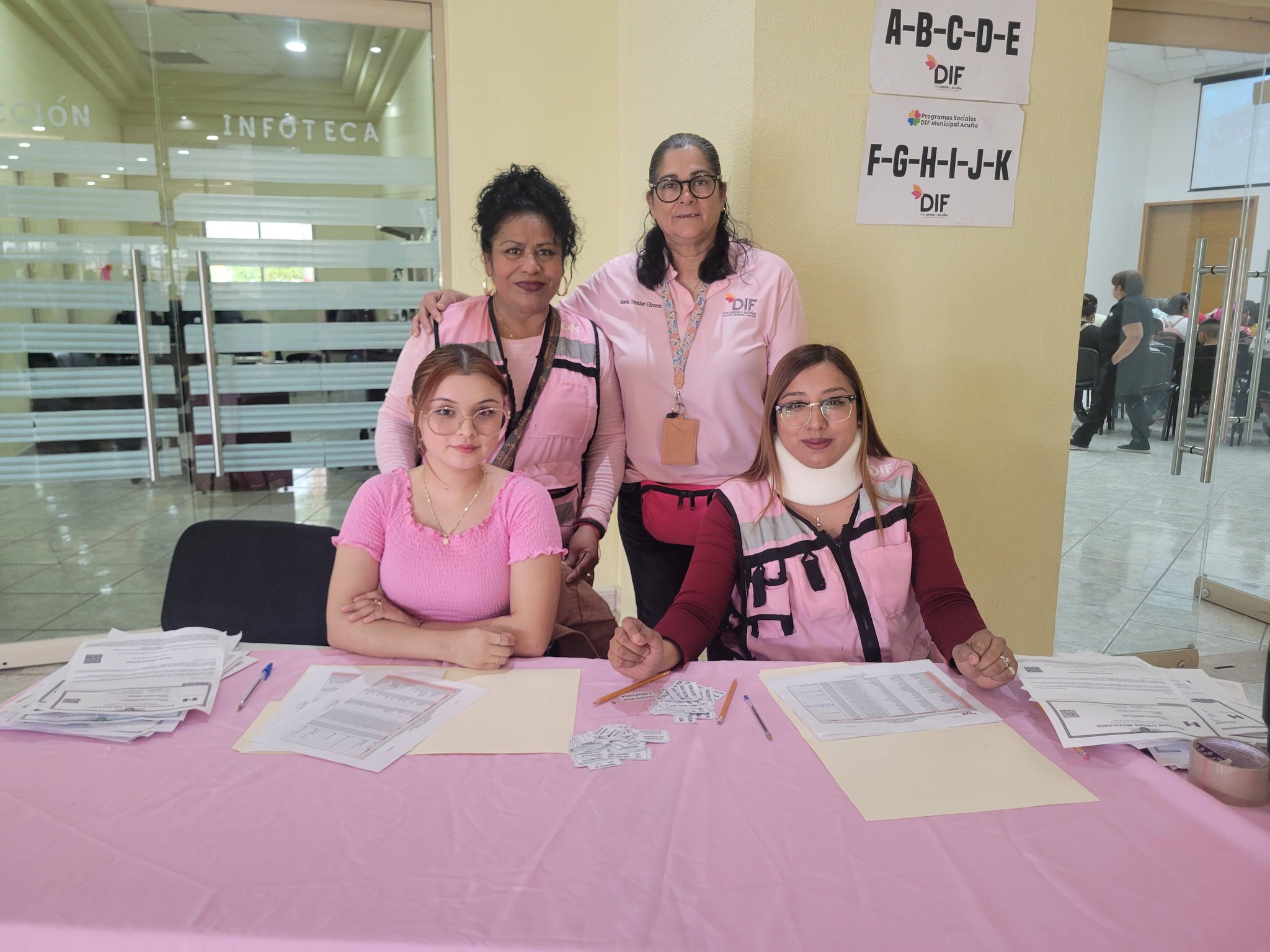 El presidente municipal Lic. Emilio De Hoyos acompañado de su esposa la señora Yahaira entregan despensas a niños escolares