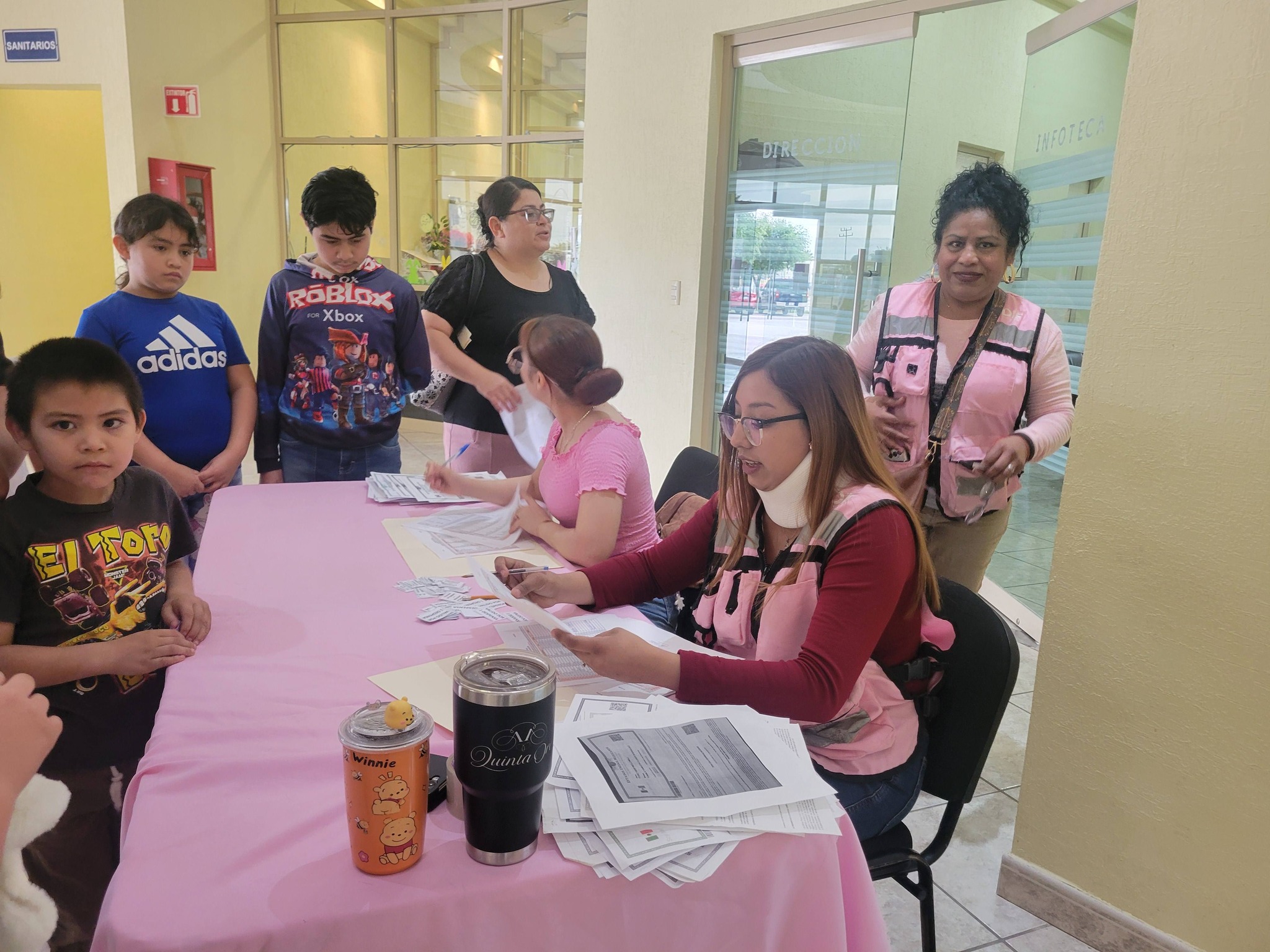El presidente municipal Lic. Emilio De Hoyos acompañado de su esposa la señora Yahaira entregan despensas a niños escolares