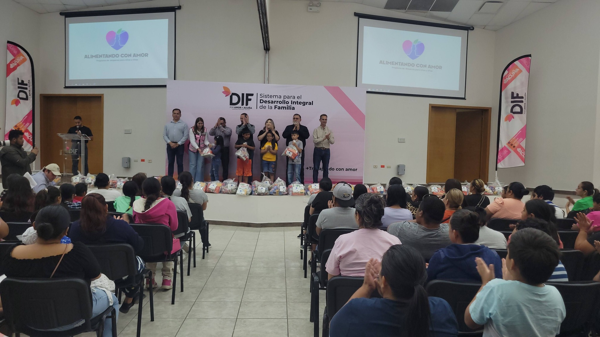 El presidente municipal Lic. Emilio De Hoyos acompañado de su esposa la señora Yahaira entregan despensas a niños escolares