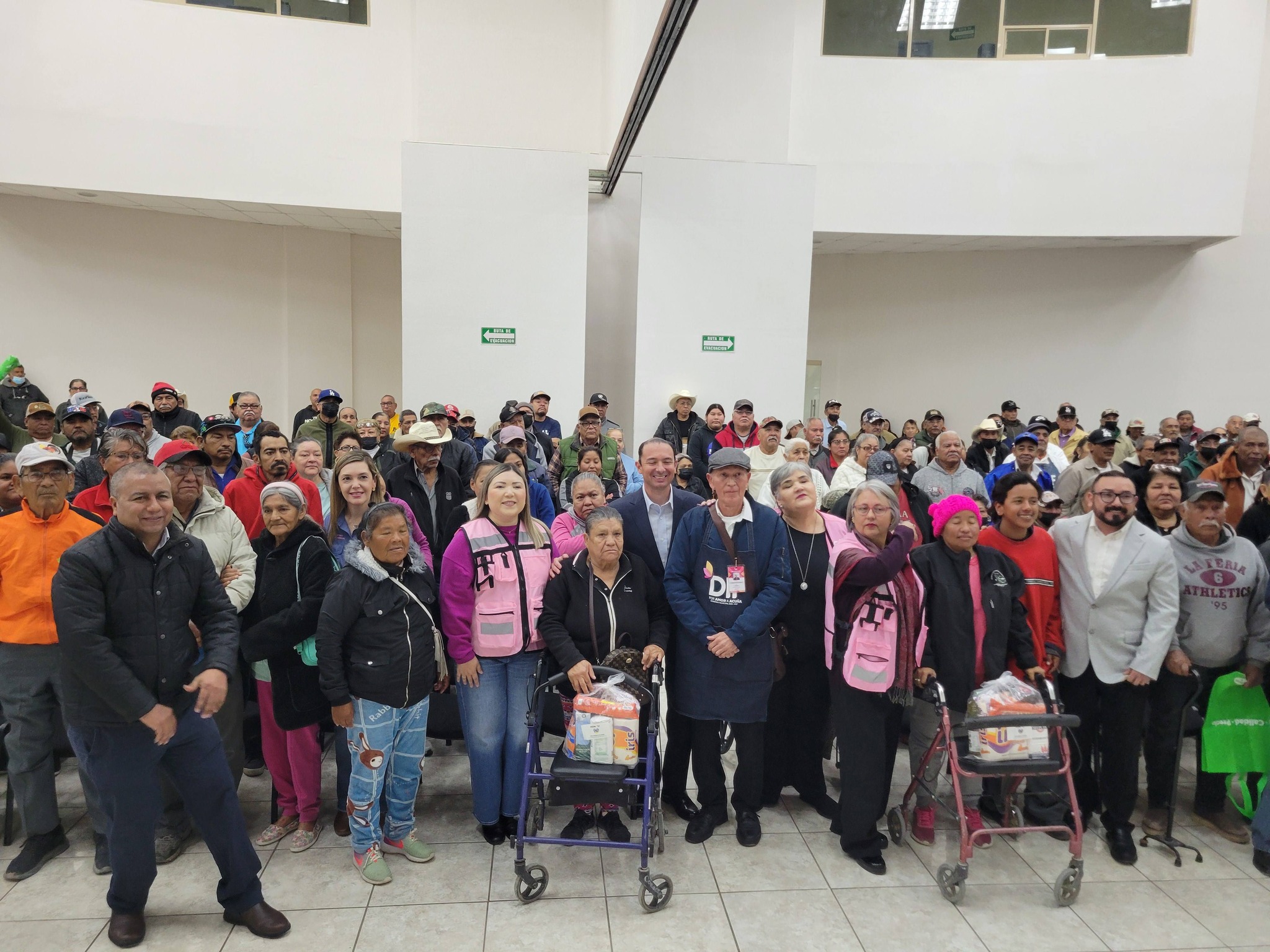 Entrega el DIF Municipal Acuña apoyo a adultos mayores