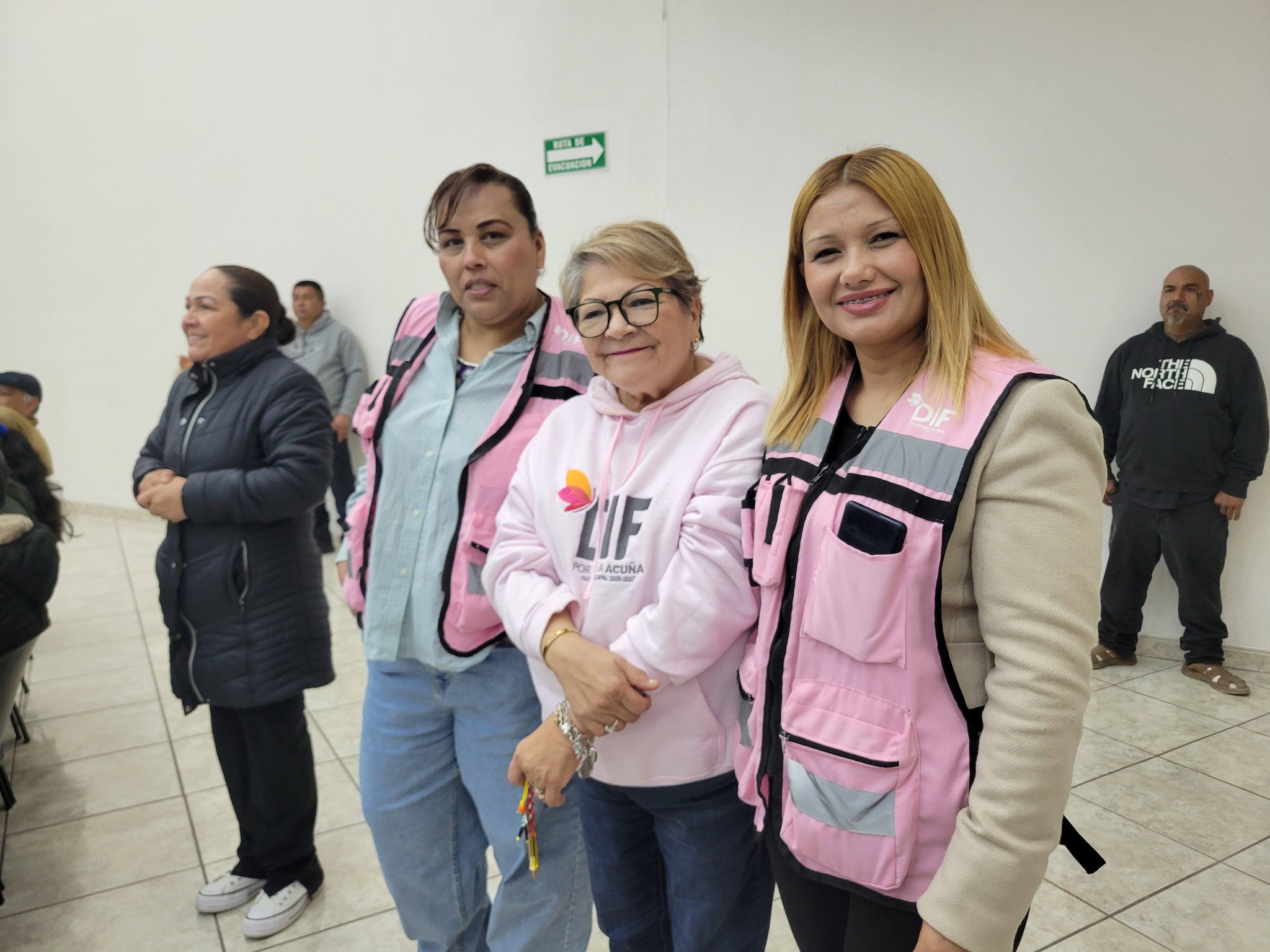 Entrega el DIF Municipal Acuña apoyo a adultos mayores