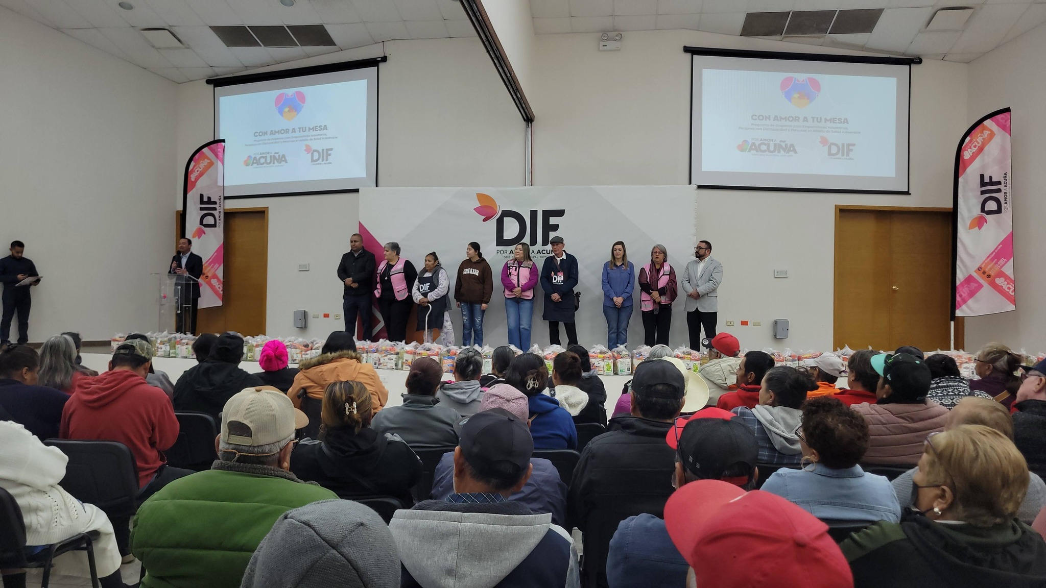 Entrega el DIF Municipal Acuña apoyo a adultos mayores
