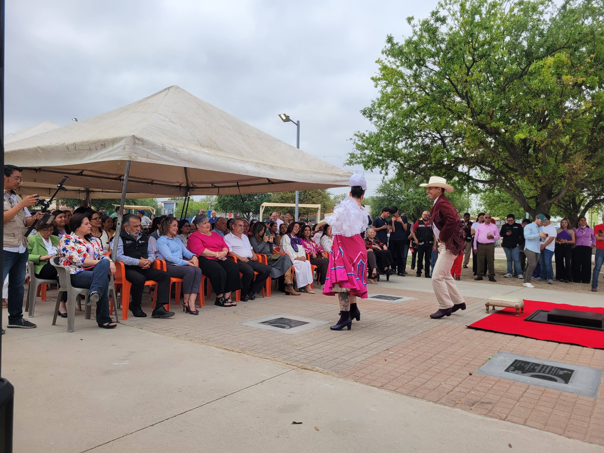 La Presidencia Municipal de Acuña entrega el reconocimiento de Mujer Empoderada 2026 a la maestra Marcela Saucedo