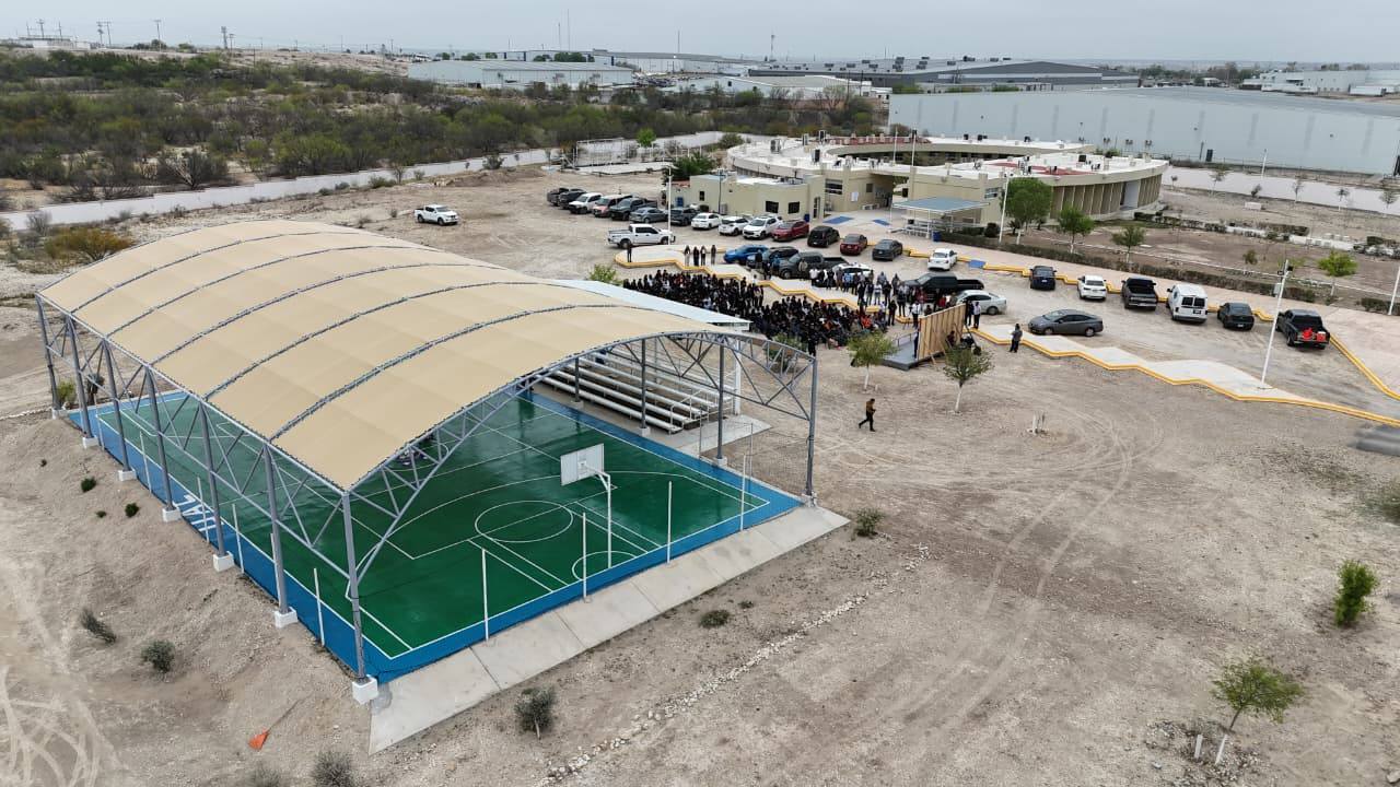 NUEVO TECHO DE MALLA SOMBRA MODERNIZA ESPACIO PARA ESTUDIANTES DE LA PREPARATORIA ANTONIO GUTIÉRREZ