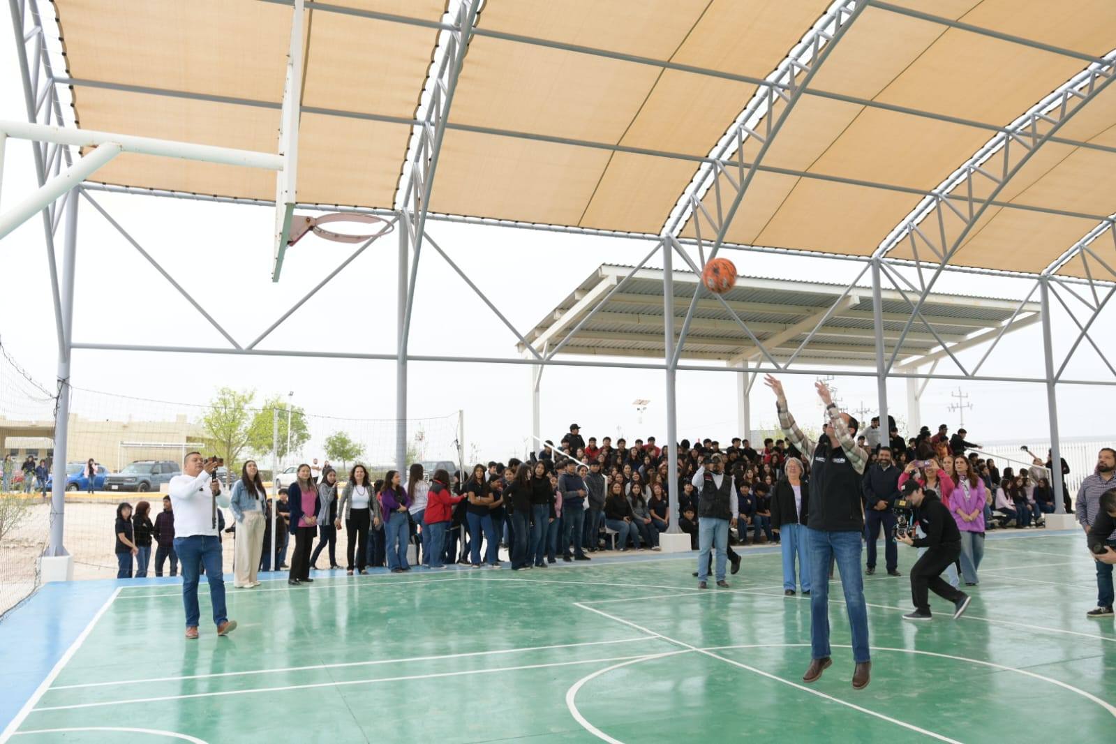 NUEVO TECHO DE MALLA SOMBRA MODERNIZA ESPACIO PARA ESTUDIANTES DE LA PREPARATORIA ANTONIO GUTIÉRREZ