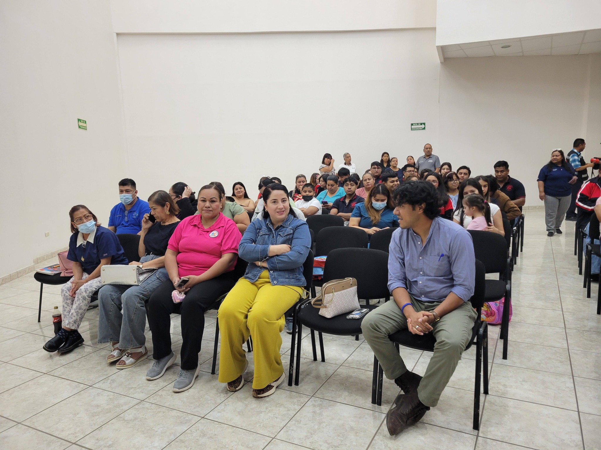 Presentan en Acuña el libro Tan sencillo como seguir luchando