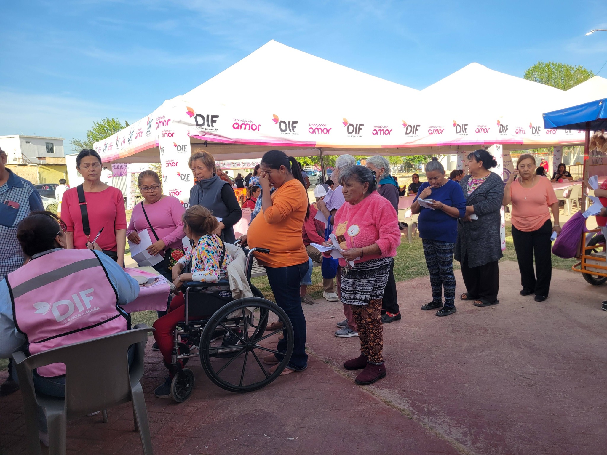 Realiza el DIF feria de la mujer en Fundadores