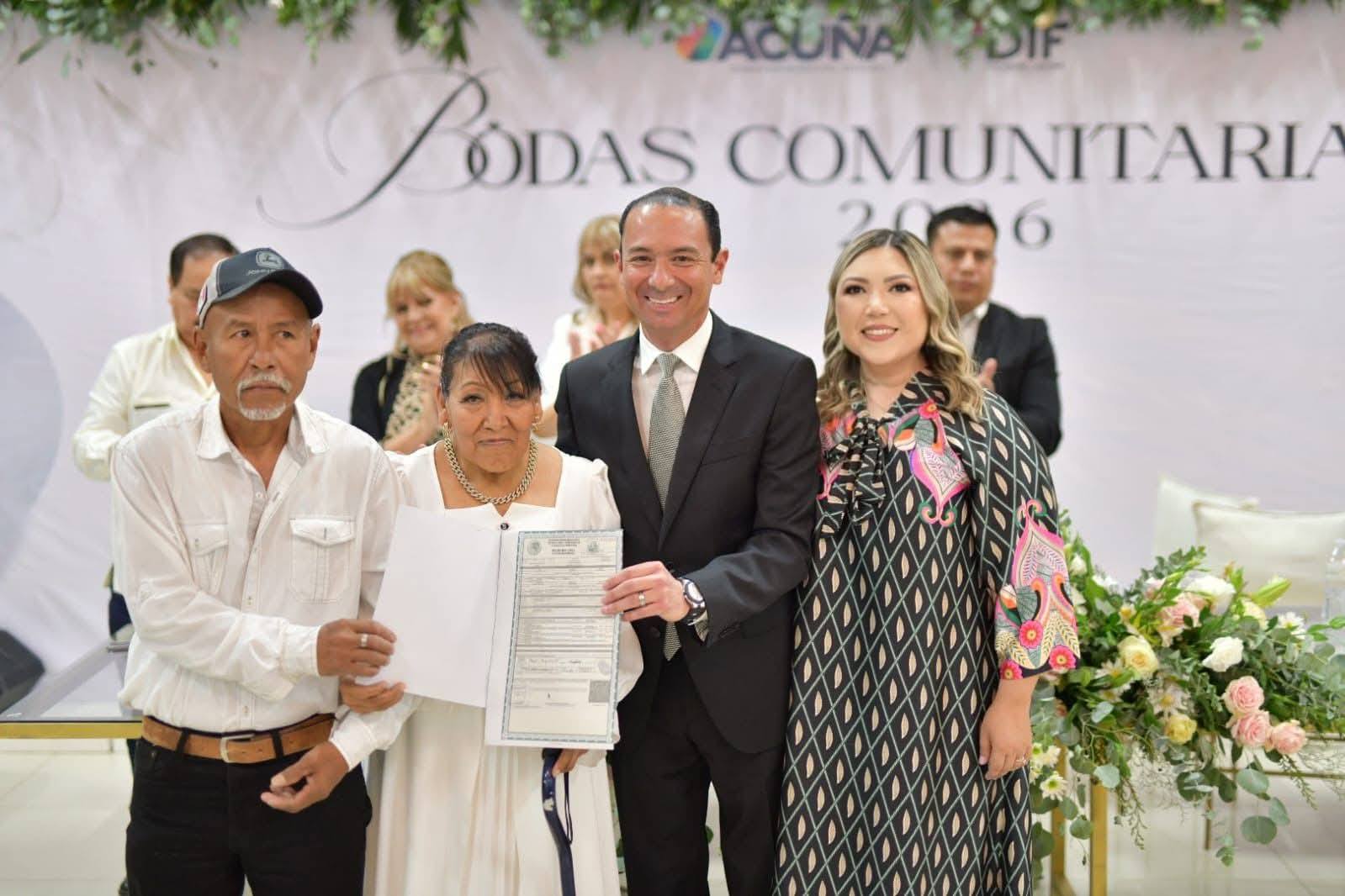 UNEN SUS VIDAS EN MATRIMONIO 135 PAREJAS