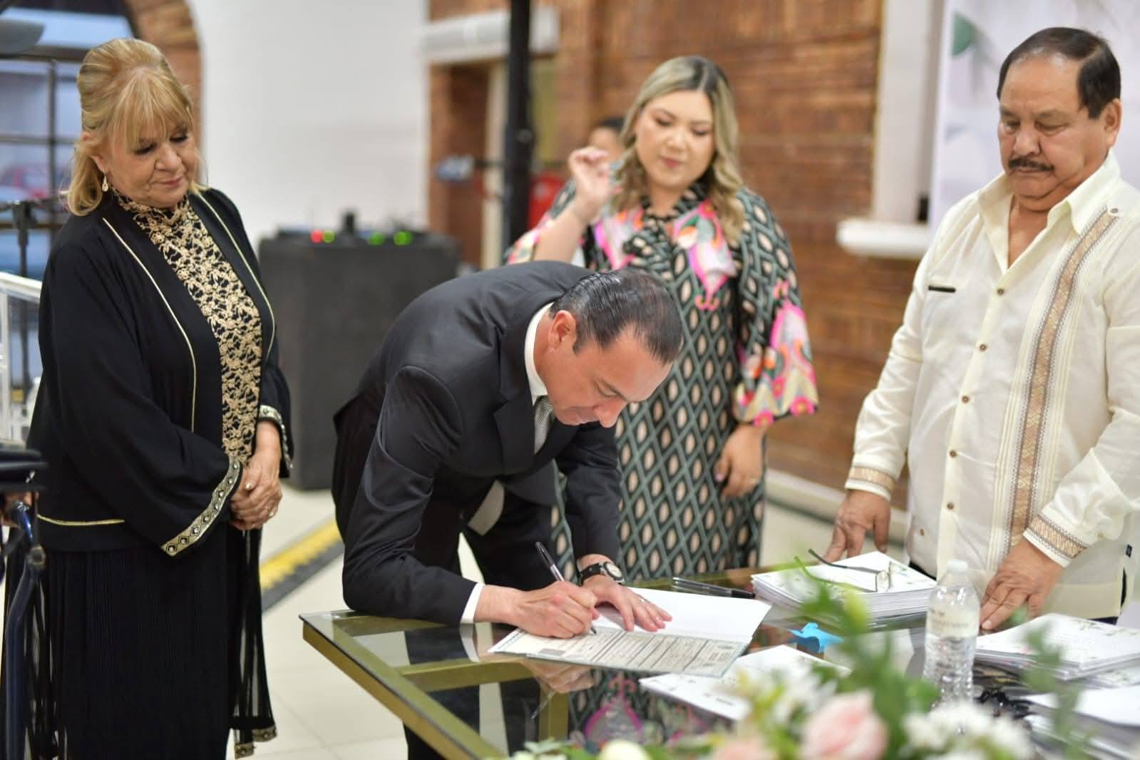 UNEN SUS VIDAS EN MATRIMONIO 135 PAREJAS