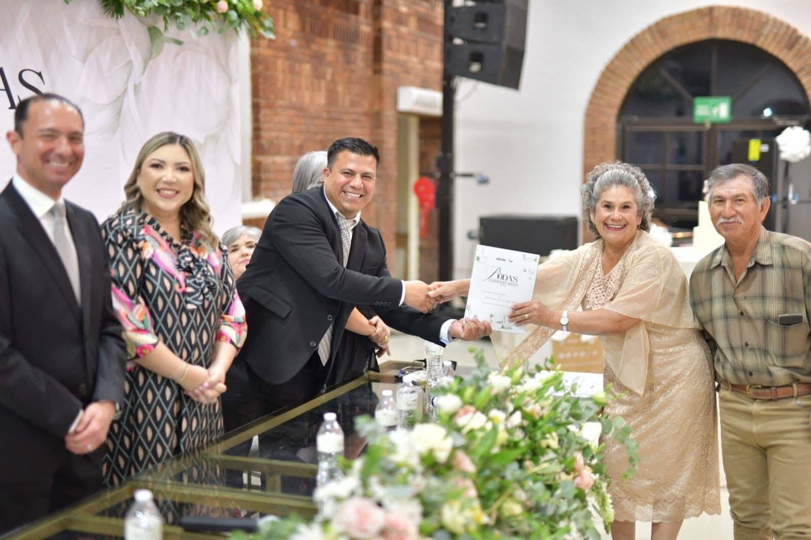 UNEN SUS VIDAS EN MATRIMONIO 135 PAREJAS