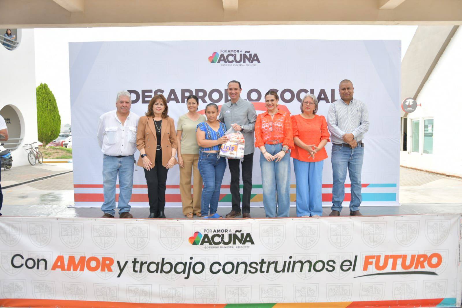 EMILIO DE HOYOS ARRANCÓ EL PROGRAMA “CON AMOR, ALIMENTO PARA TODOS” EN BENEFICIO DE MIL FAMILIAS