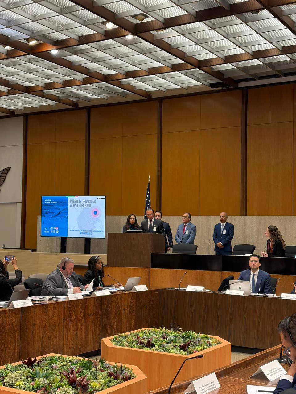 EMILIO DE HOYOS PROMUEVE NUEVO PUENTE INTERNACIONAL EN WASHINGTON