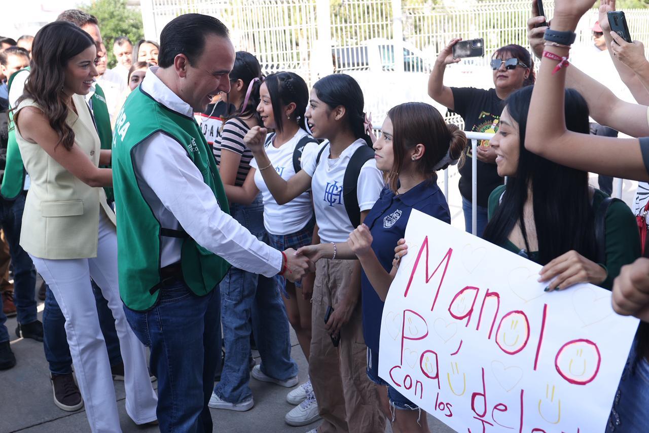 ENTREGA GOBERNADOR SÚPER BECAS A JÓVENES POR HASTA 100 MIL PESOS