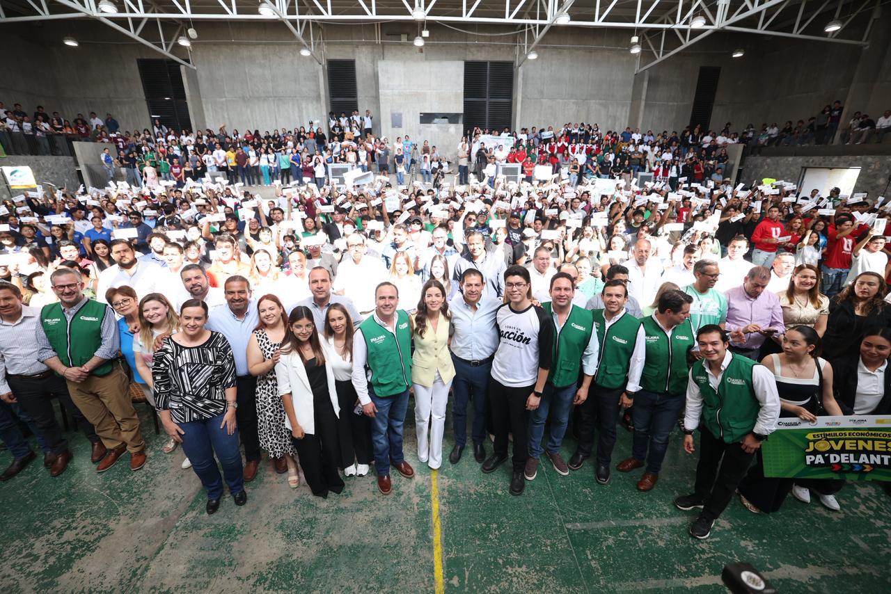 ENTREGA GOBERNADOR SÚPER BECAS A JÓVENES POR HASTA 100 MIL PESOS