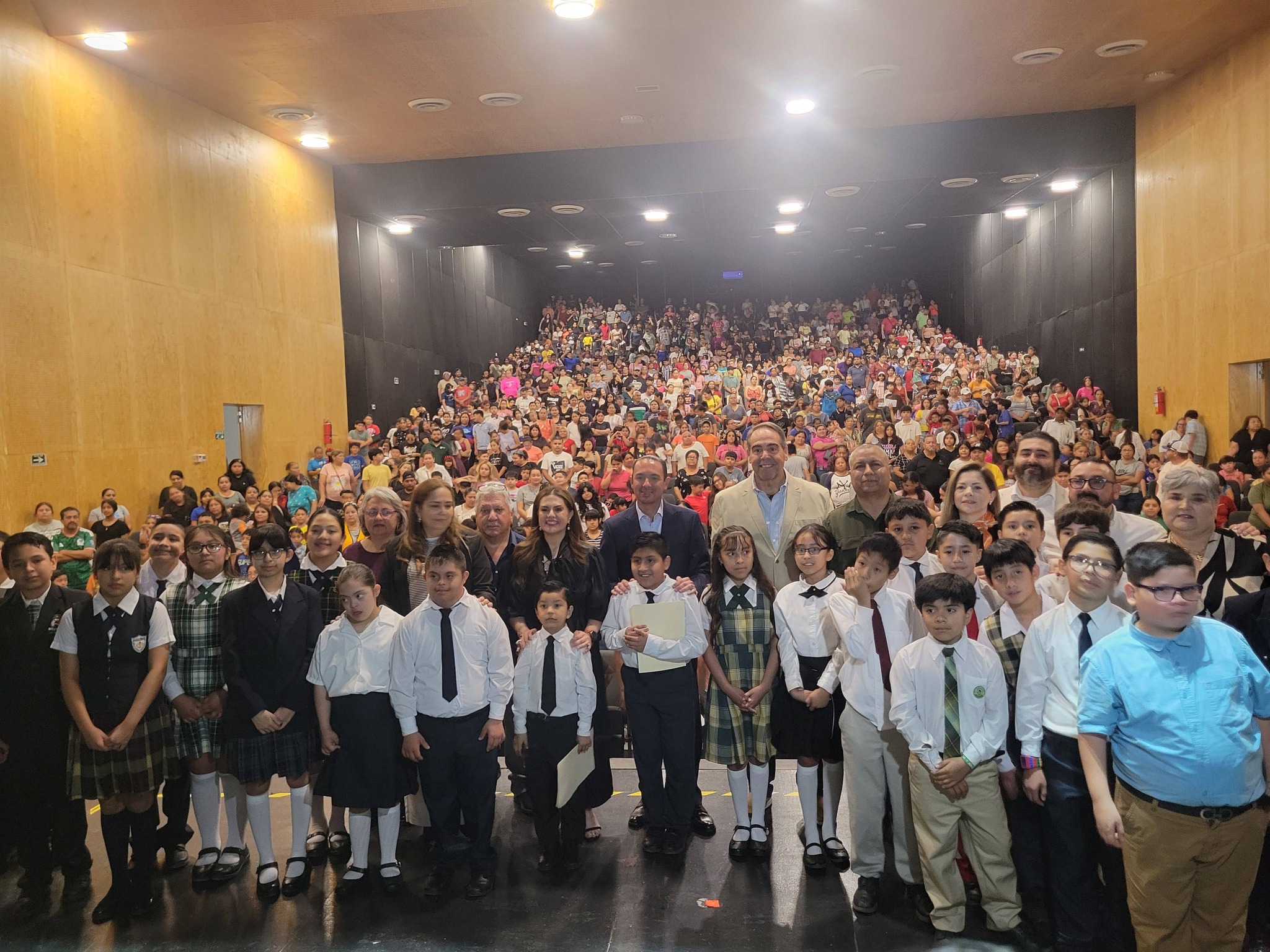 Entregan becas a niños de primaria y secundaria