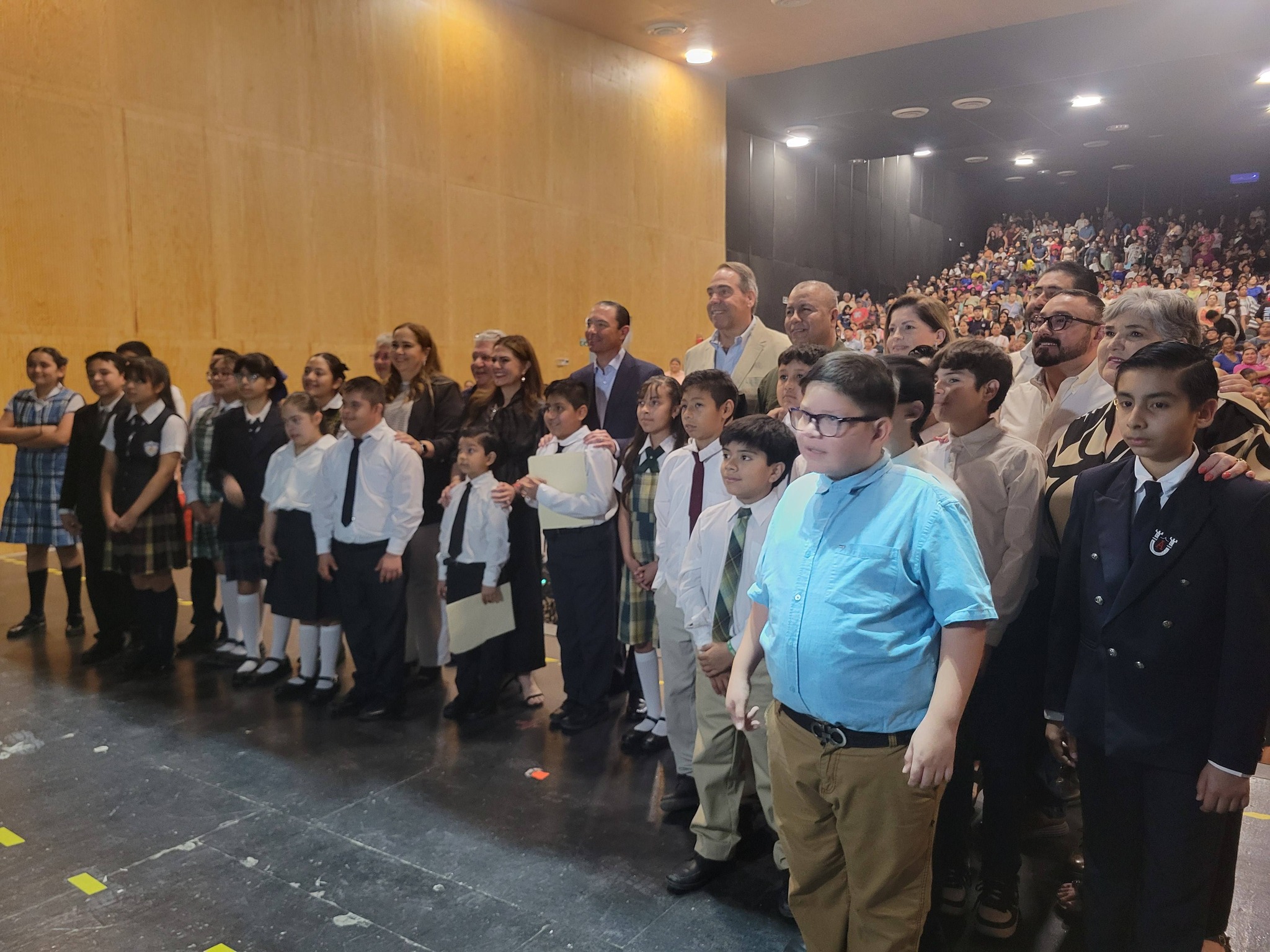 Entregan becas a niños de primaria y secundaria