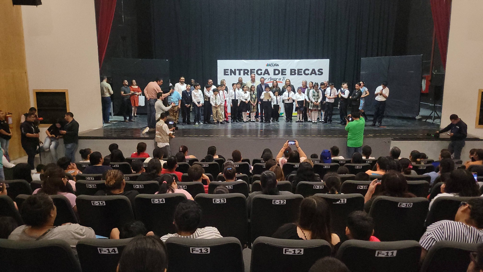 Entregan becas a niños de primaria y secundaria
