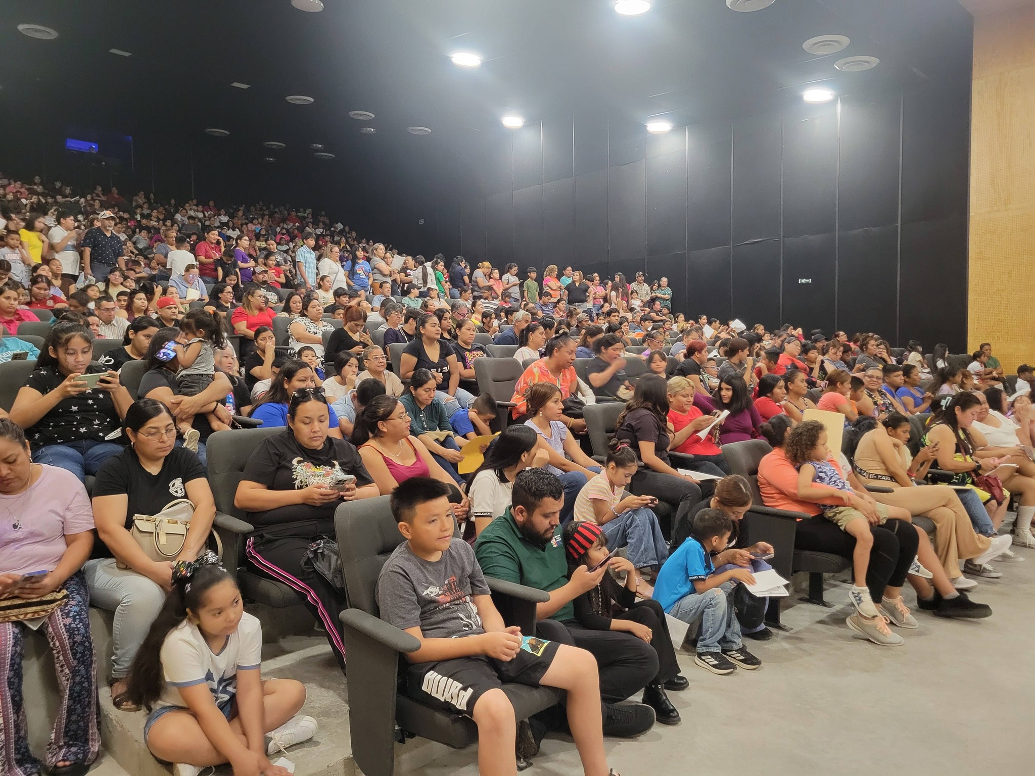 Entregan becas a niños de primaria y secundaria