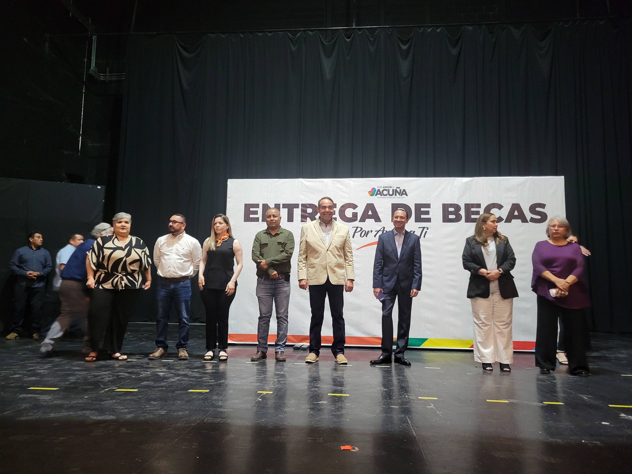 Entregan becas a niños de primaria y secundaria