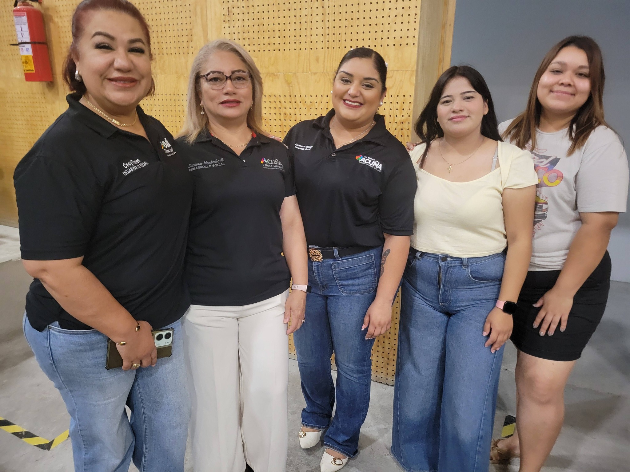 Entregan becas a niños de primaria y secundaria