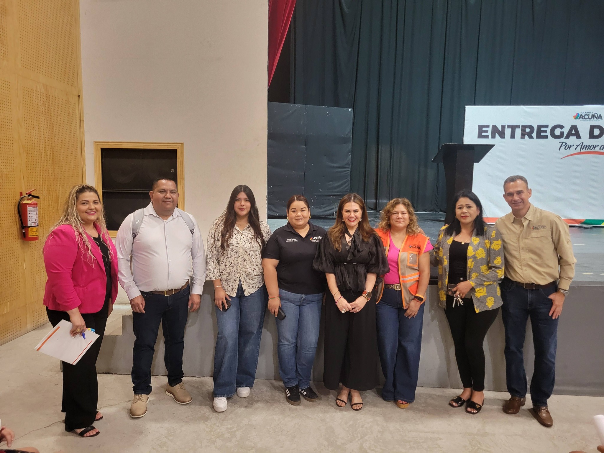 Entregan becas a niños de primaria y secundaria