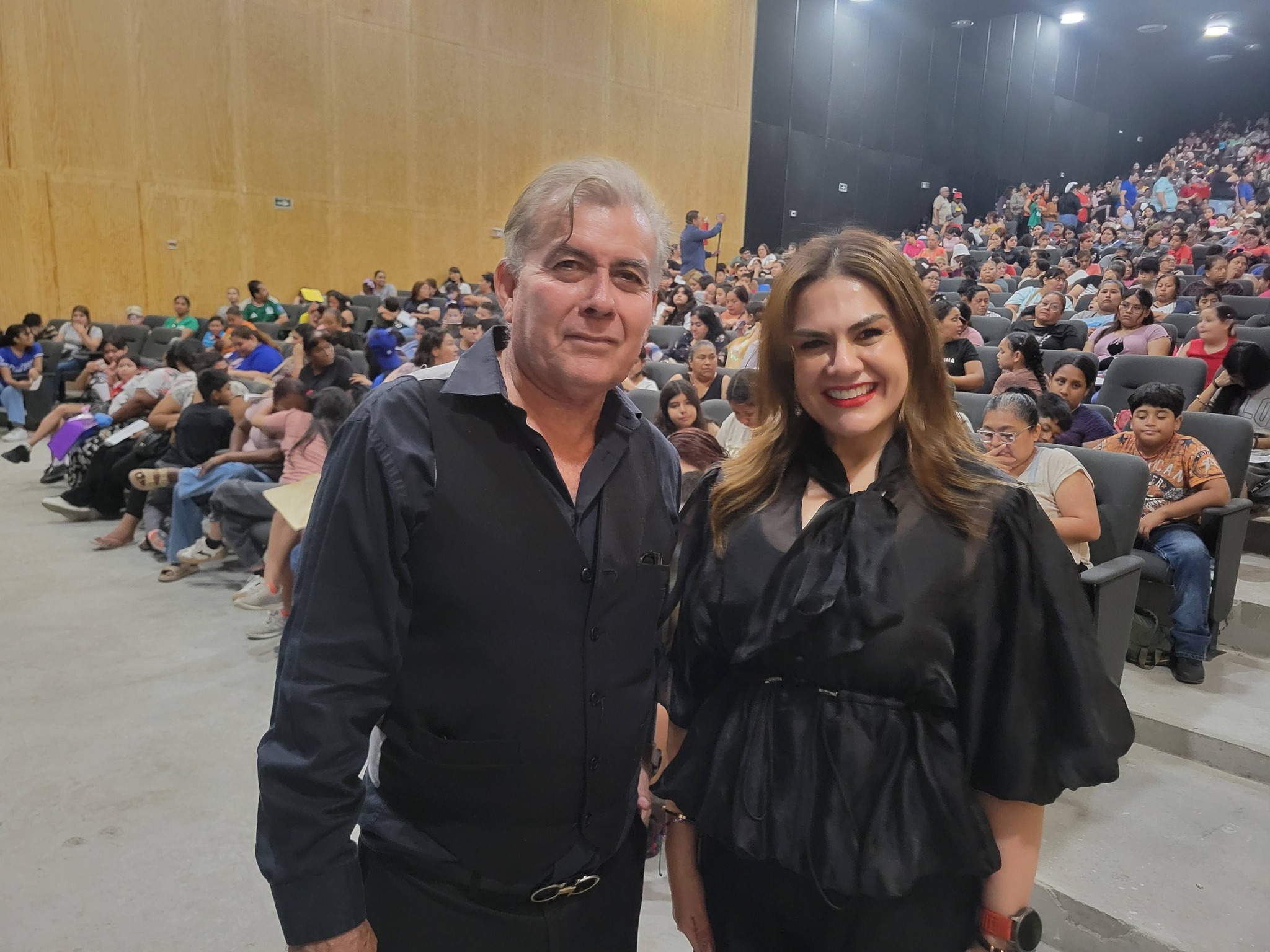 Entregan becas a niños de primaria y secundaria