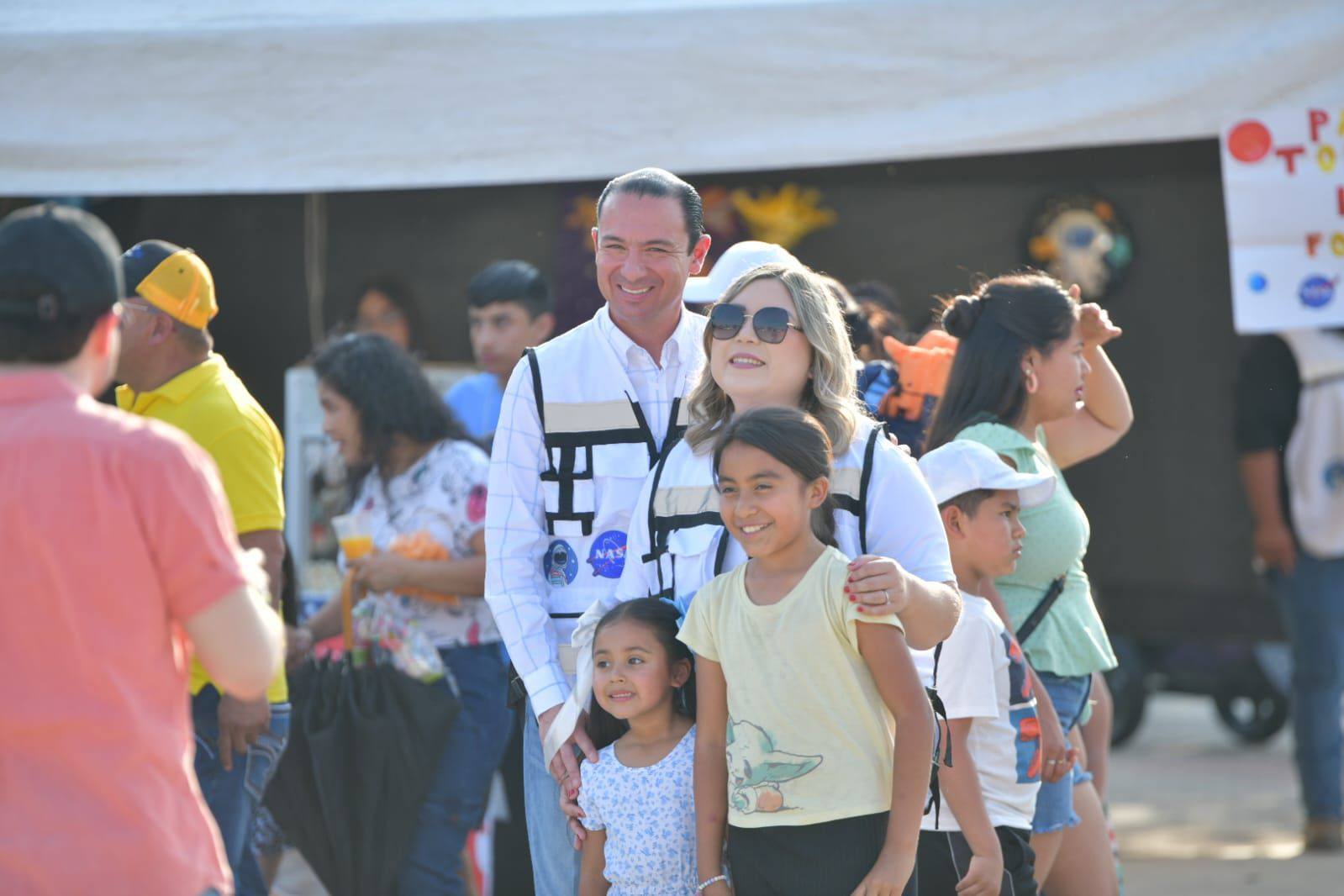 FESTEJAN EMILIO Y YAHAIRA A NIÑOS Y NIÑAS DE ACUÑA