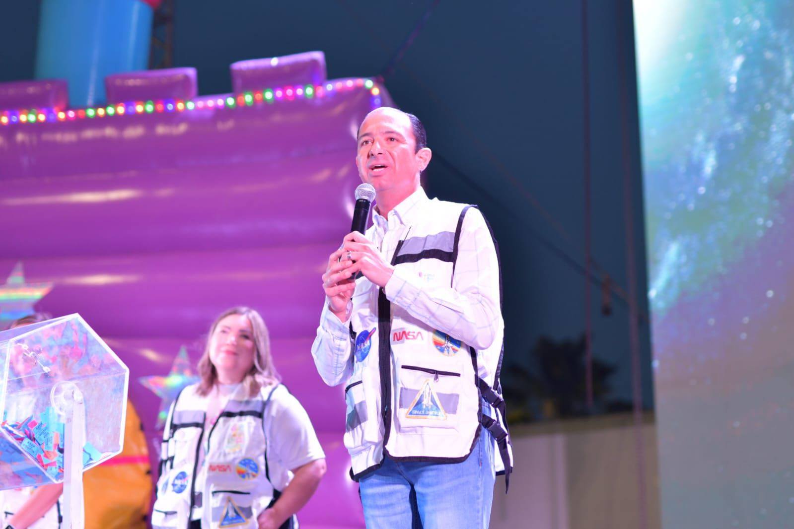 FESTEJAN EMILIO Y YAHAIRA A NIÑOS Y NIÑAS DE ACUÑA