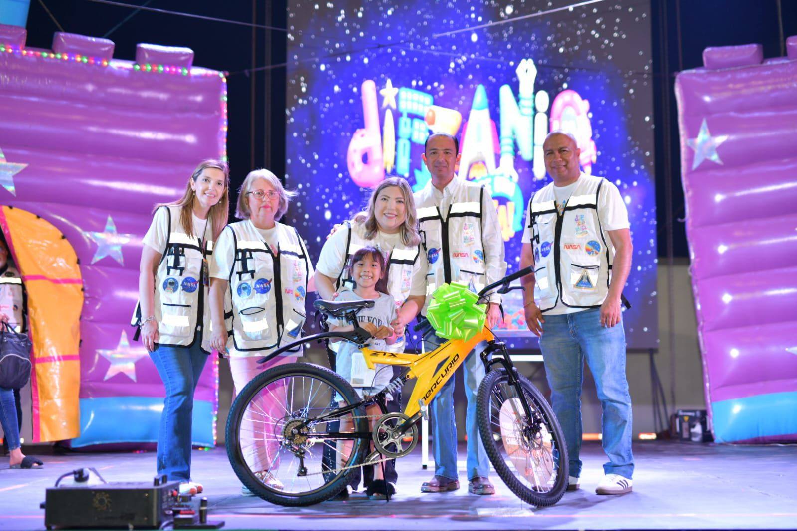 FESTEJAN EMILIO Y YAHAIRA A NIÑOS Y NIÑAS DE ACUÑA