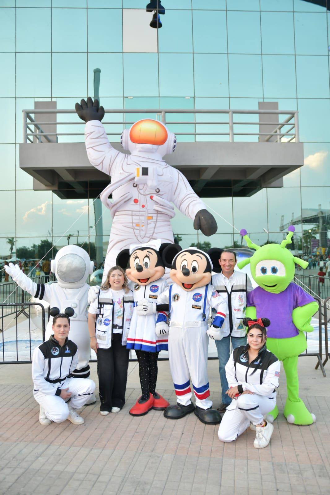 FESTEJAN EMILIO Y YAHAIRA A NIÑOS Y NIÑAS DE ACUÑA