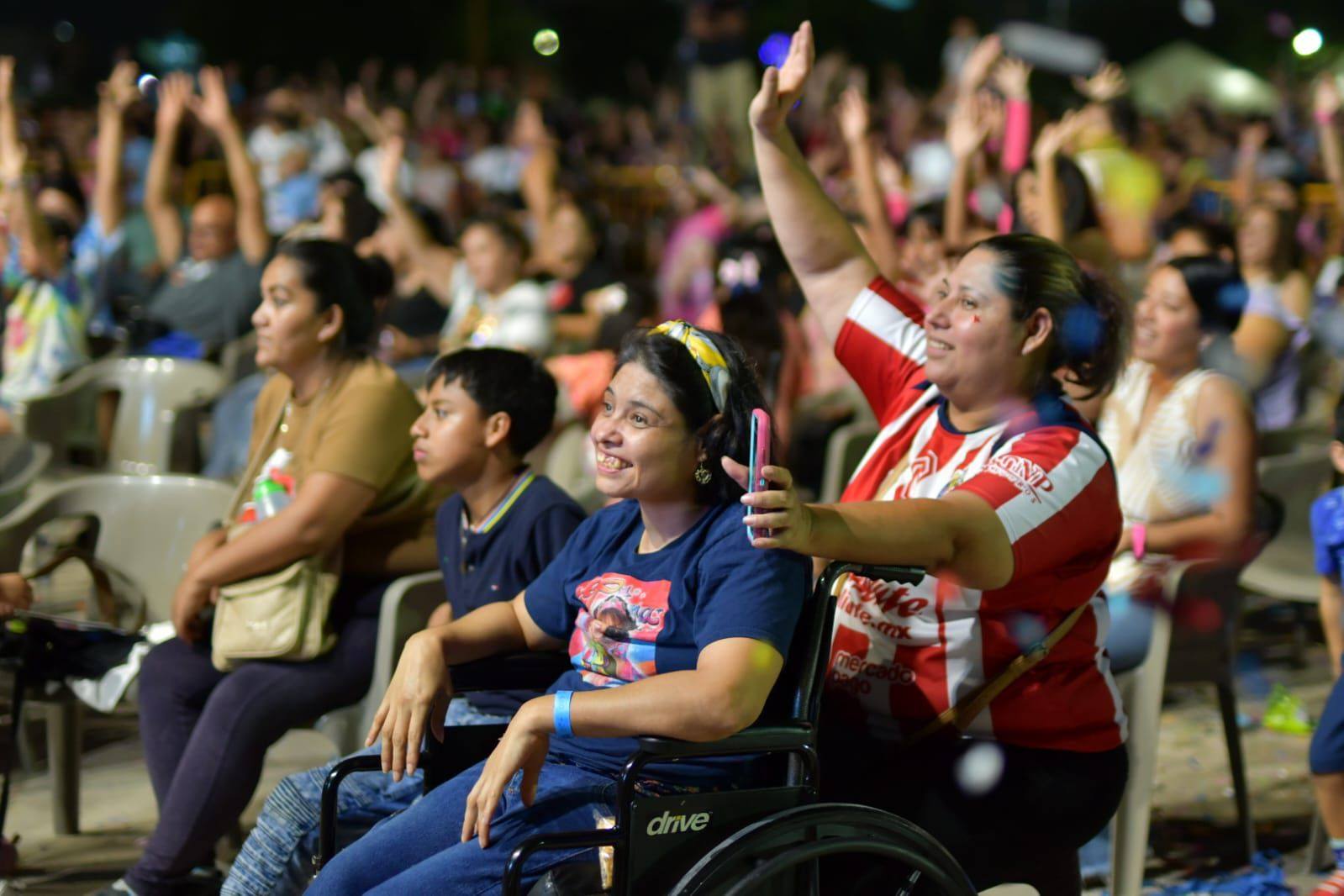 FESTEJAN EMILIO Y YAHAIRA A NIÑOS Y NIÑAS DE ACUÑA